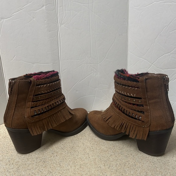 Mudd, Indian Style, Round Toe, Zip Up Back Ankle booties, Cognac, Size 7M - Picture 5 of 14